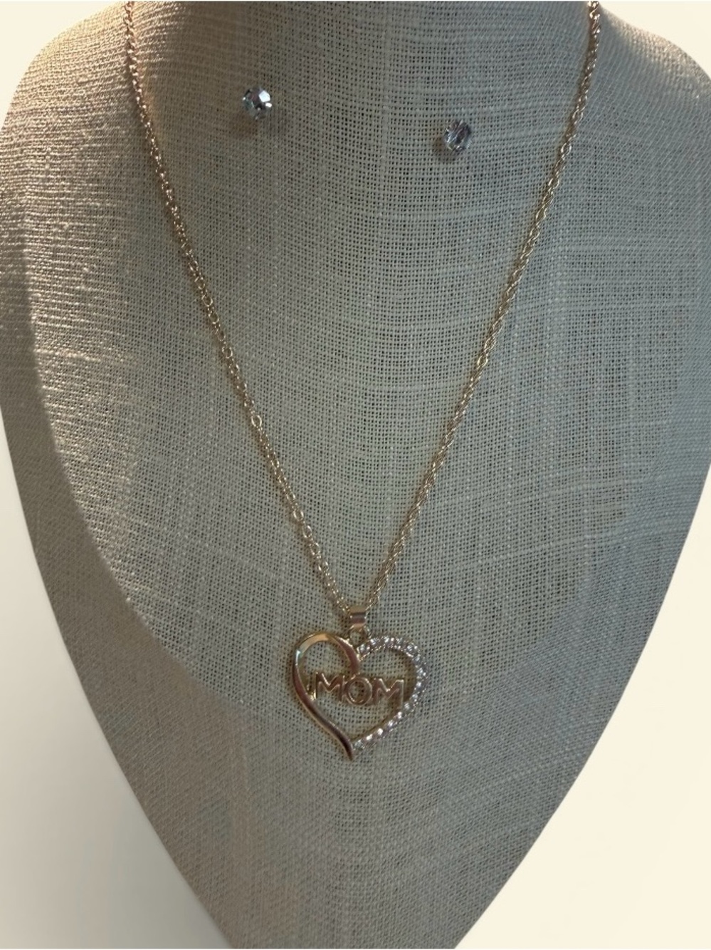 NEW Gold 'MOM' Heart Pendant Necklace